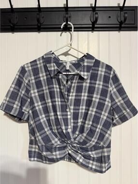 BCBGeneration Blue and White Plaid Twist Front Cropped Button Down Shirt Medium